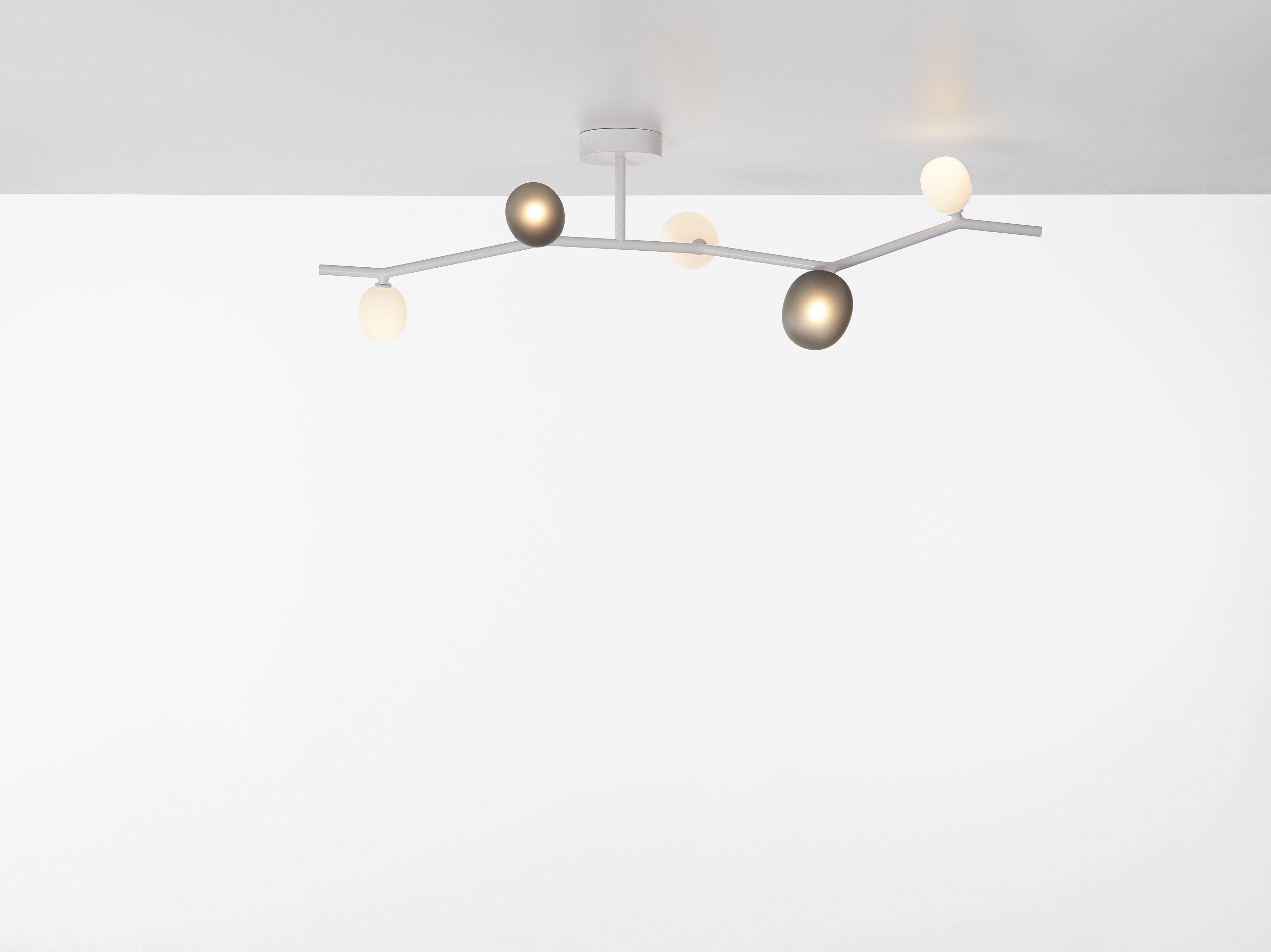 Levně Brokis Luxusní stropní svítidlo Ivy PC1226 Ceiling 5, 128,6 cm Barva skla: Šedá kouřová - transparentní sklo, Stmívání: DIM CASAMBI CBU-PWM4 (CEDV2854)