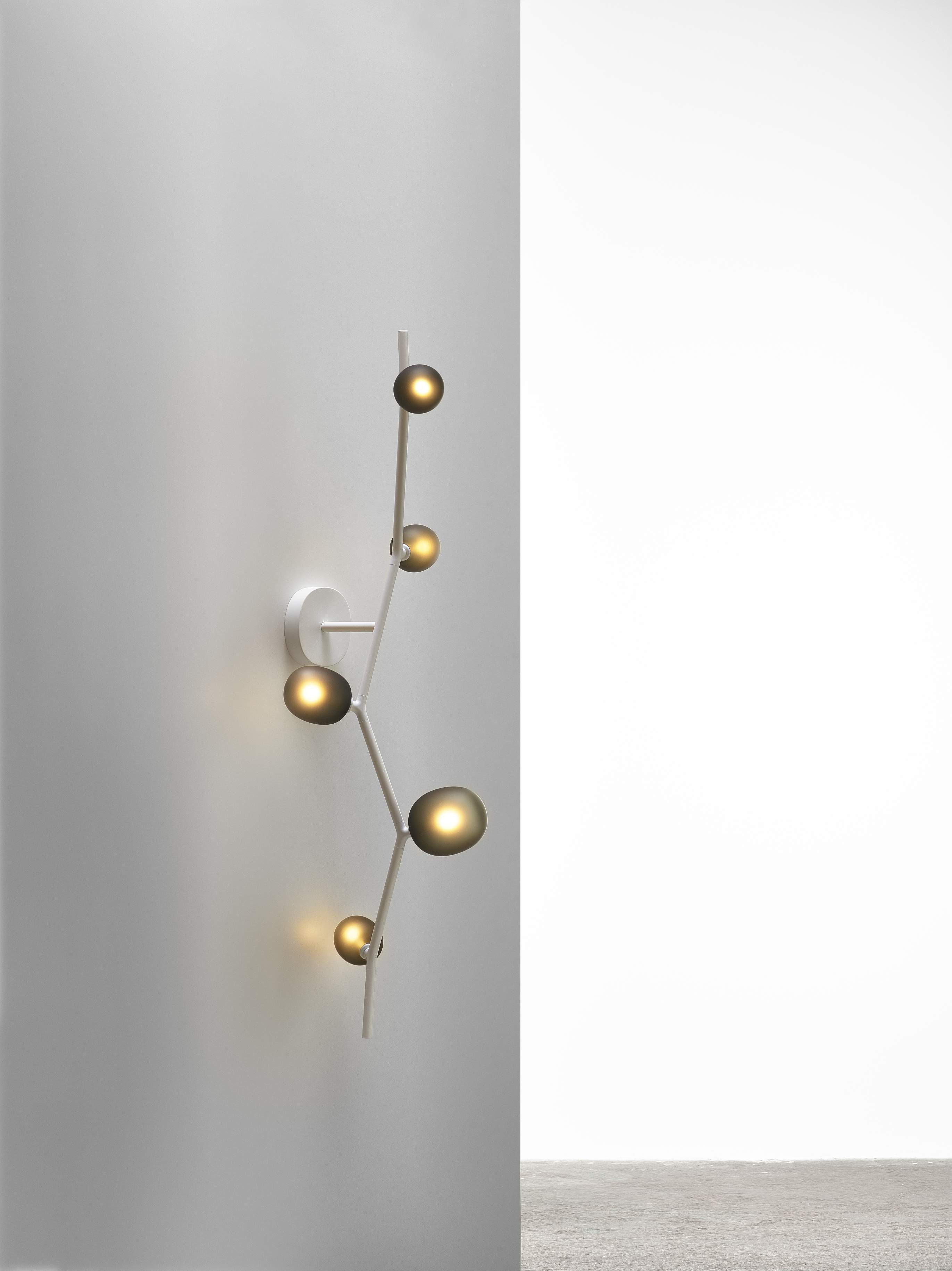 Levně Brokis Luxusní nástěnné svítidlo Ivy PC1220 Wall 5, 128,6 cm Barva skla: Triplex opál, Stmívání: nestmívatelná verze (CEDV1457)