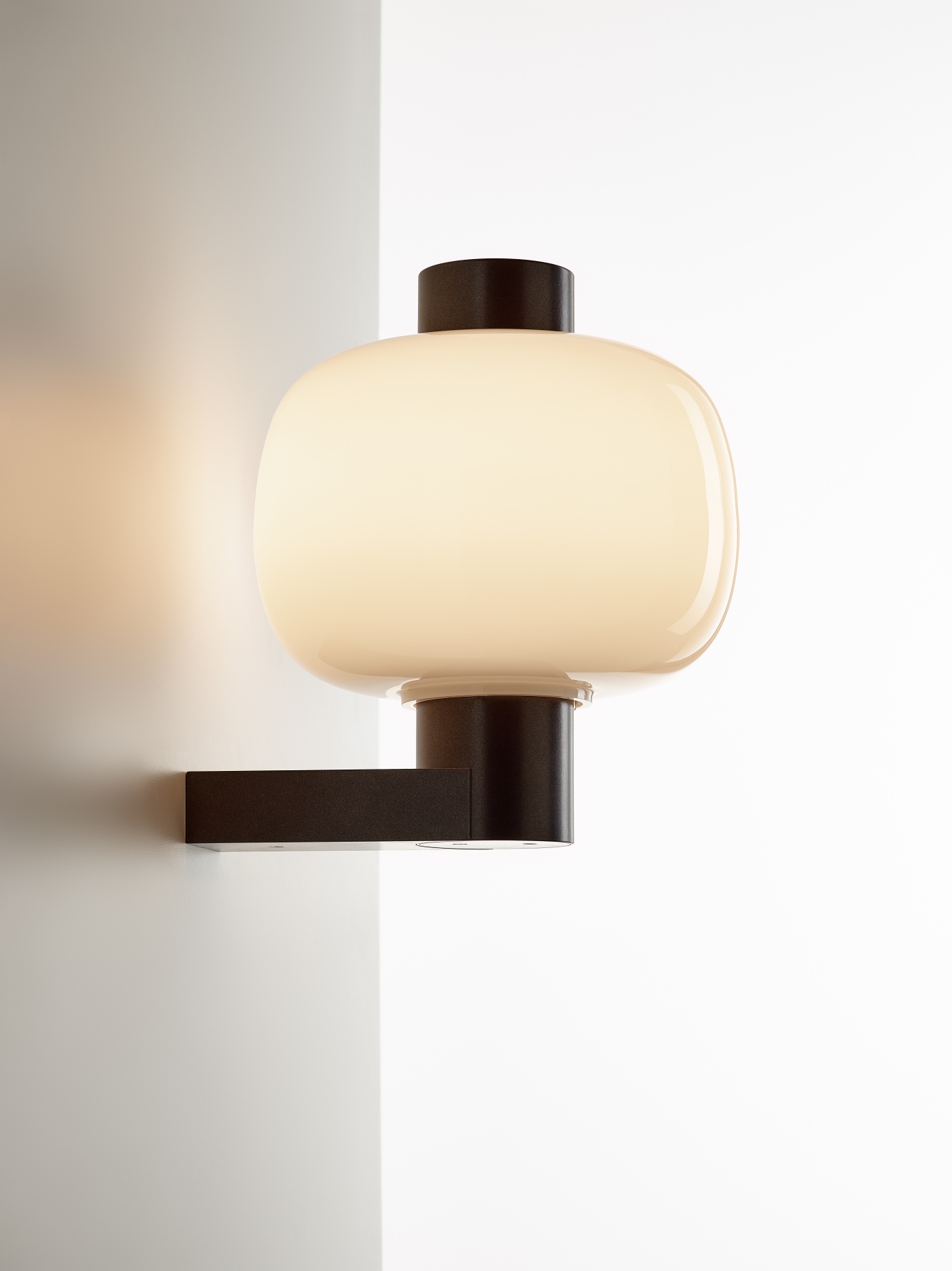 Levně Venkovní i interiérová designová lampa Brokis Bonbori Wall up PC1251 Povrch Montury: kov - černý matný komaxit (CCS846), Barva skla: opalín (CGC38), Stmívání: CASAMBI CBU-TED (CEDV2855)