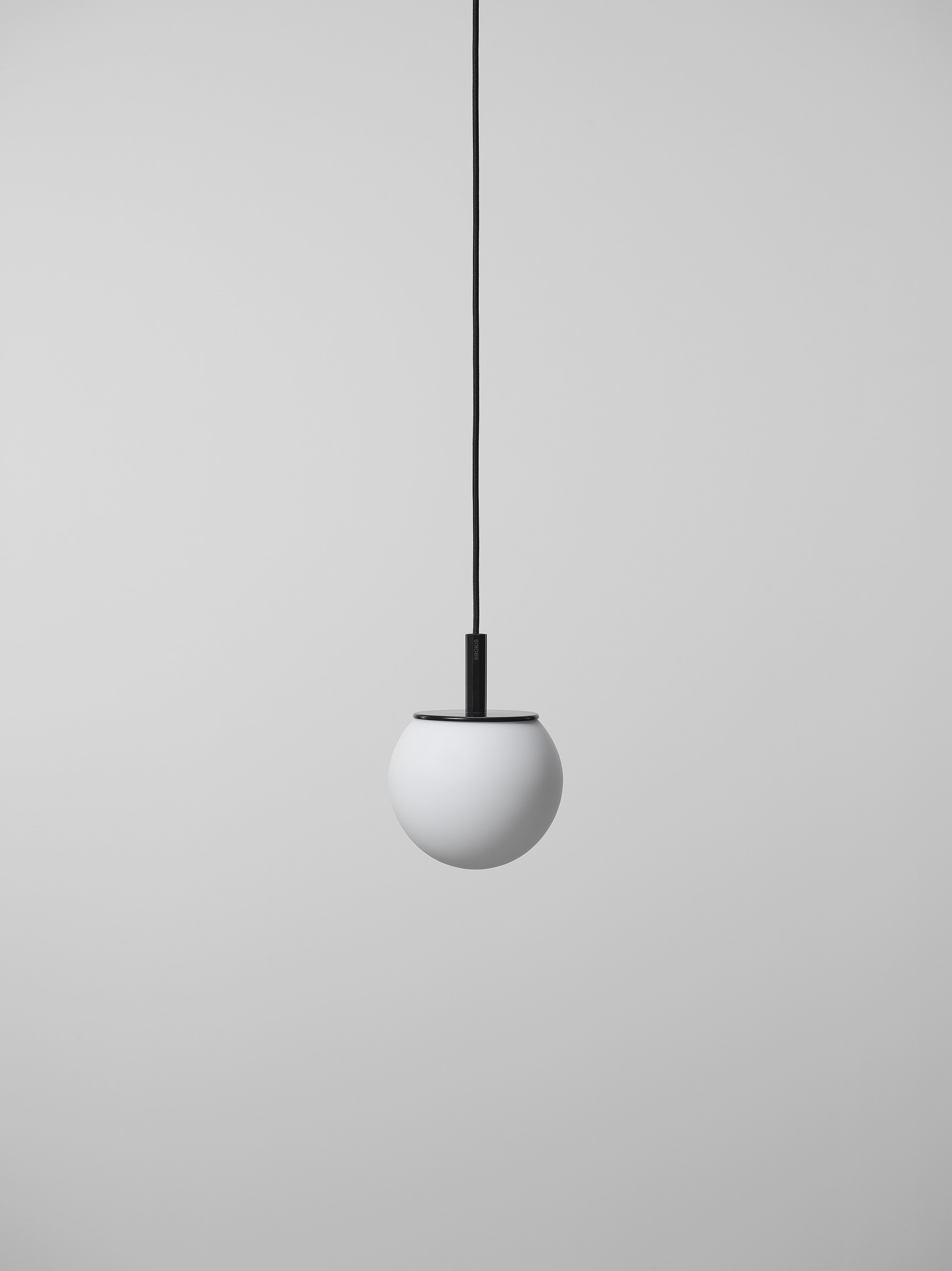 Levně Brokis Designové závěsné svítidlo Sfera PC1246, Ø18cm Povrch Montury: kov - bílý matný komaxit (CCS845), Barva el. vedení: textilní kabel - černý (CECL519), Baldachýn: broušený hliník lakovaný (CCSC2843)
