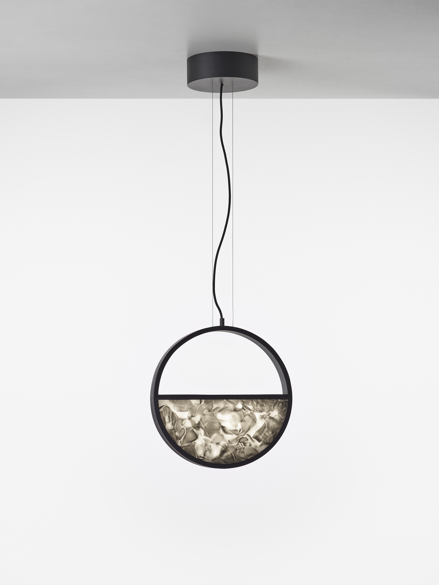 Levně Brokis Designové závěsné svítidlo Geometric 1/2 BOTTOM PC1142, ⌀40cm Barva spodní části skla: červená - triplex opál BROKISGLASS (CGGB2793), Povrchová úprava skla: matný povrch (lícová strana) (CGSU2737)