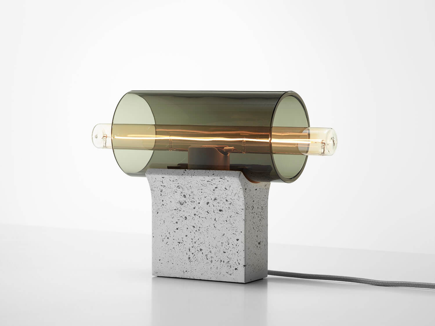 Levně Brokis Designová stolní lampa Overlay S, PC1406 Barva skla: amber - transparentní sklo (CGC515), Povrchová úprava baldachýnu: vysokohodnotný beton se střepy - antracit (CCSC2884), Povrchová úprava základny: vysokohodnotný beton se střepy - antracit (CSFB2