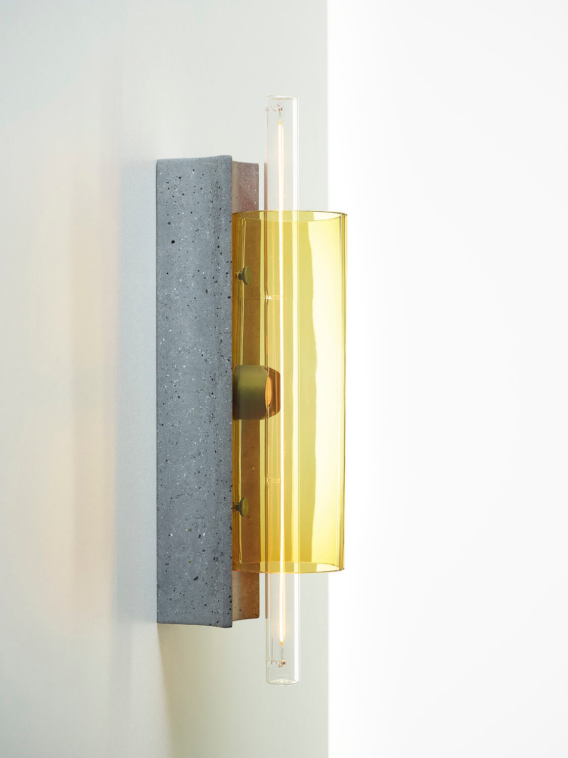 Levně Brokis Designové nástěnné svítidlo Overlay Wall M, PC1407 Barva skla: amber - transparentní sklo (CGC515), Povrchová úprava baldachýnu: vysokohodnotný beton se střepy - antracit (CCSC2884), Povrchová úprava základny: vysokohodnotný beton se střepy - antra