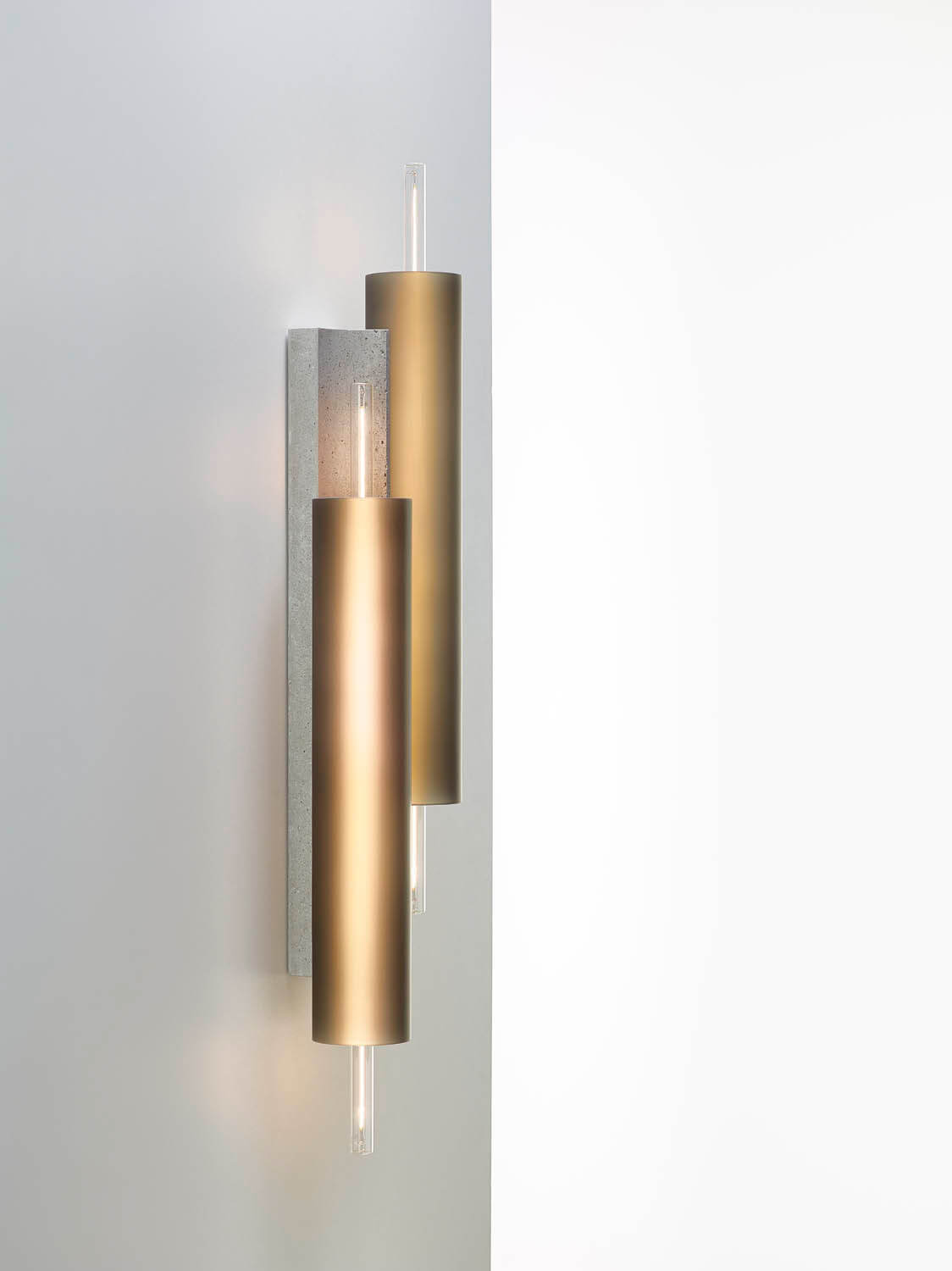 Levně Brokis Designové nástěnné svítidlo Overlay Wall L double, PC1412 Barva skla: amber - transparentní sklo (CGC515), Povrchová úprava baldachýnu: vysokohodnotný beton se střepy - antracit (CCSC2884), Povrchová úprava základny: vysokohodnotný beton se střepy