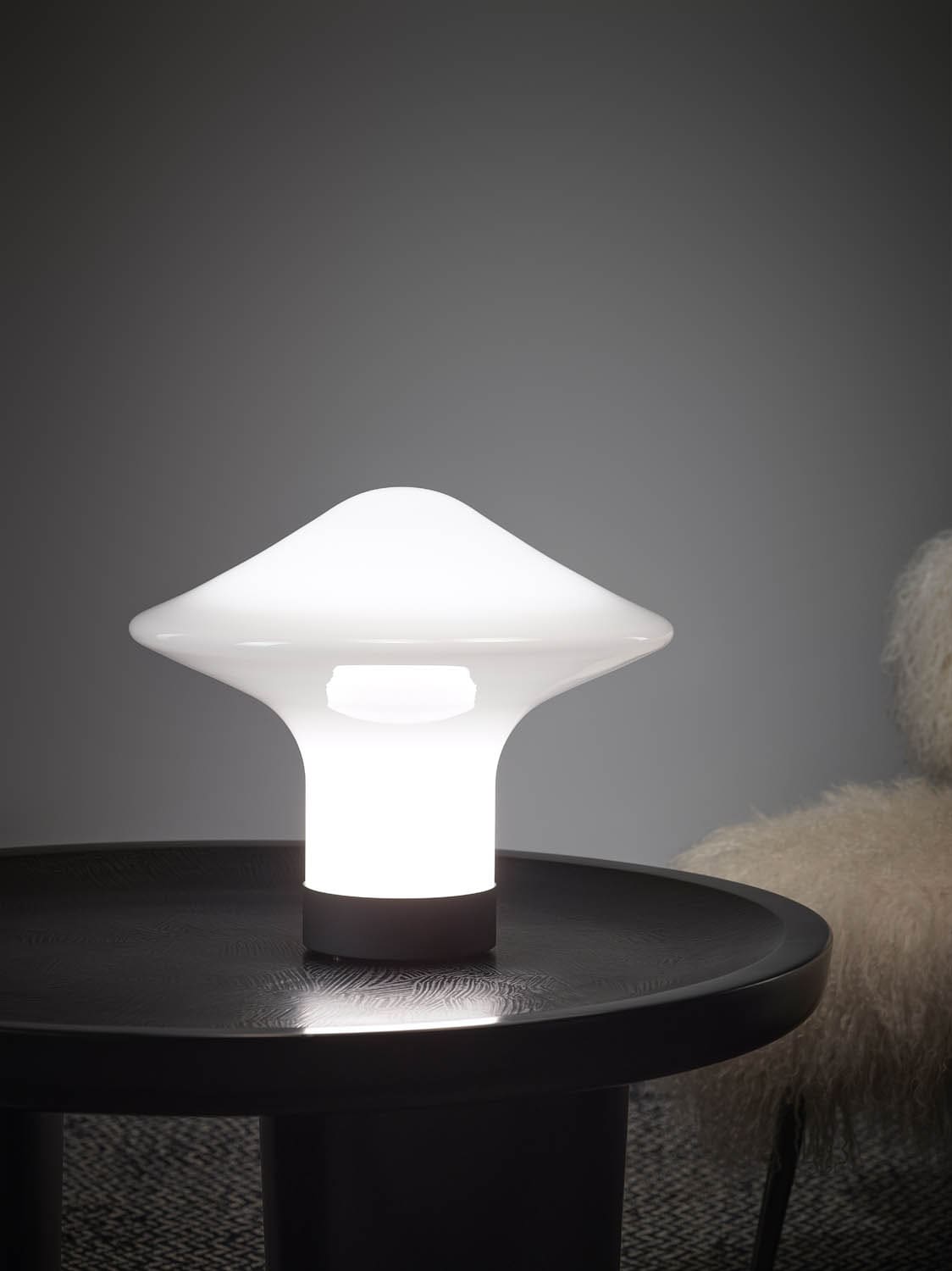 Levně Brokis Designová stolní lampa Trottola table S, PC1323 Povrch Montury: černý elox (CCS1948), Barva skla: opalín (CGC38), Povrchová úprava baldachýnu: kov - bílý matovaný komaxit se strukturou (CCSC2810)