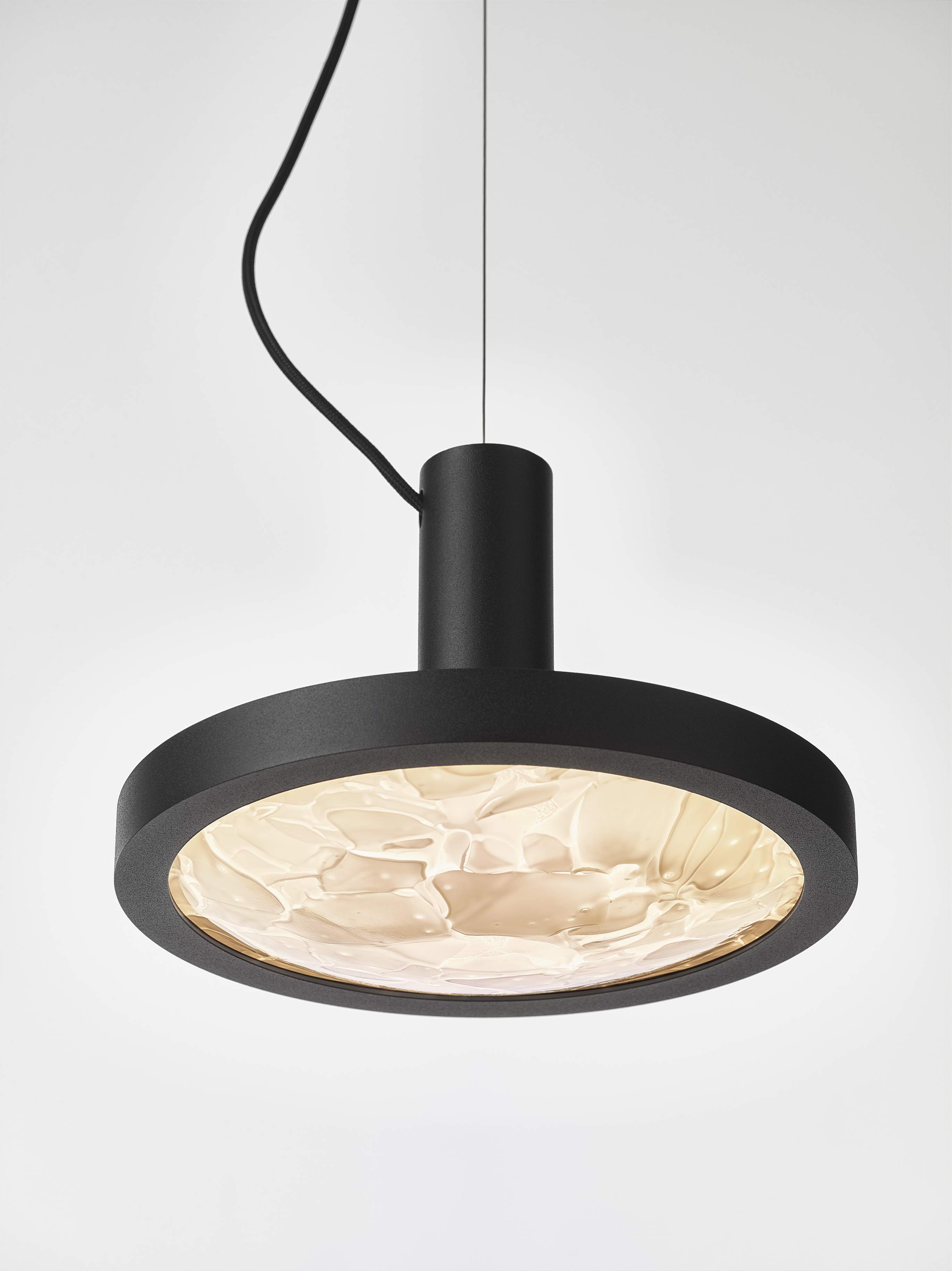Levně Brokis Luxusní závěsné svítidlo Convex small, PC1351 Barva skla: triplex opál BROKISGLASS (CGC2676), LED zdroj: DIM, 24V, LED, 43W, 2700K, 4630lm, RA90+, Povrchová úprava skla: lesklý povrch (lícová strana) (CGSU2736)
