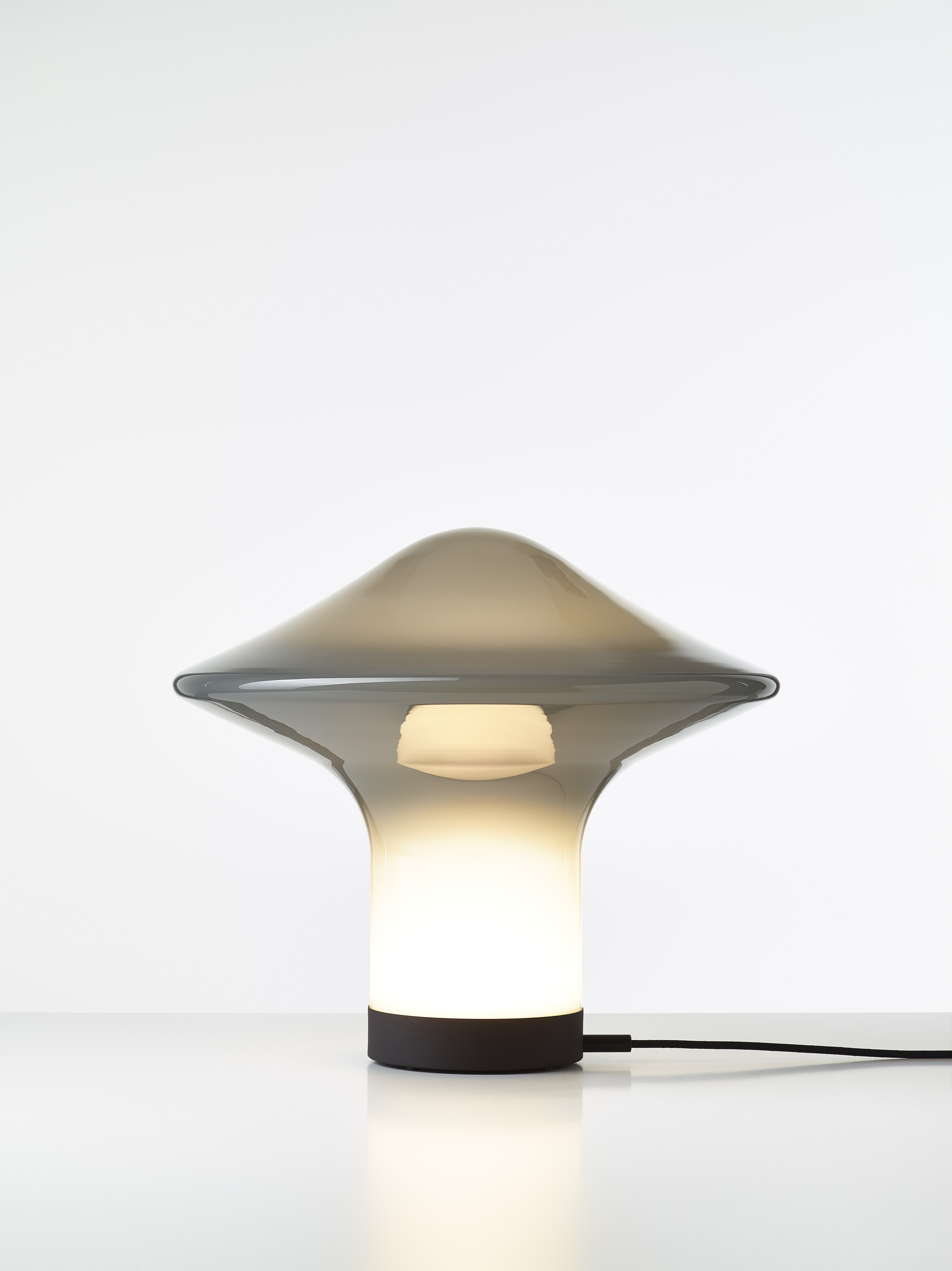 Levně Brokis Designová stolní lampa Trottola table L, PC1324 Povrch Montury: černý elox (CCS1948), Barva skla: perleťově šedá - opalínové sklo (CGC1916), Povrchová úprava baldachýnu: kov - bílý matovaný komaxit se strukturou (CCSC2810)