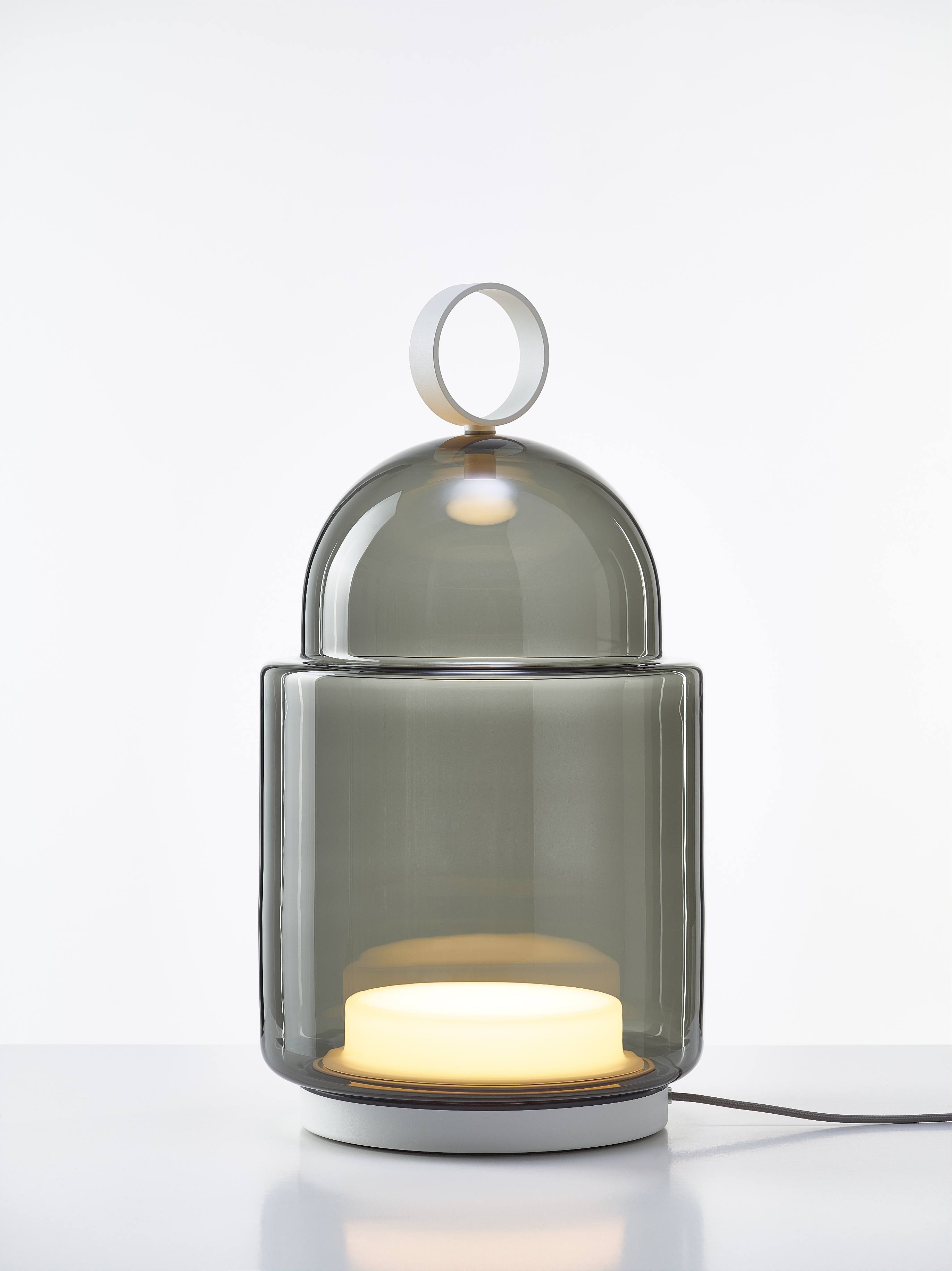 Designová stolní lampa Brokis Dome large PC1350 Barva skla: Transparentní sklo, Povrchová úprava baldachýnu a montury: kov - bílý matovaný komaxit se strukturou, Dekor skla: Bez dekoru