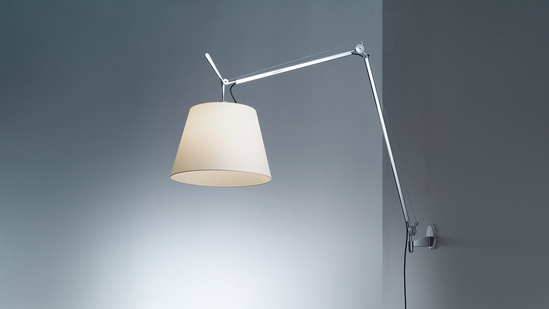 Levně Artemide LED designová nástěnná lampa Tolomeo Mega Wall, 31W, 3000K, hliník Stmívač: Stmívač na těle lampy, Materiál stínidla: Pergamenový papír, Průměr stínidla: 36 cm