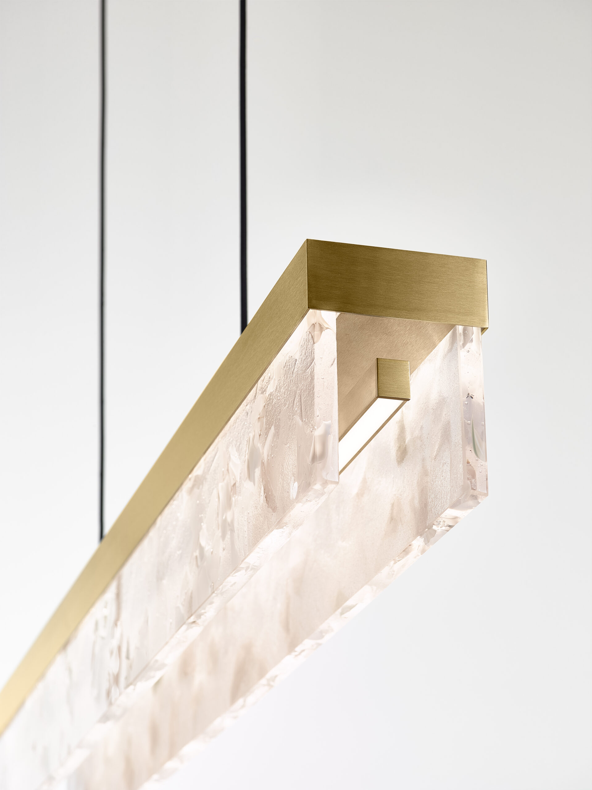 Bomma Luxusní LED závěsné svítidlo Fragment line, s baldachýnem Stmívání, řízení: Casambi, Povrch Montury: Kartáčovaná zlatá, Barva skla: Bílá