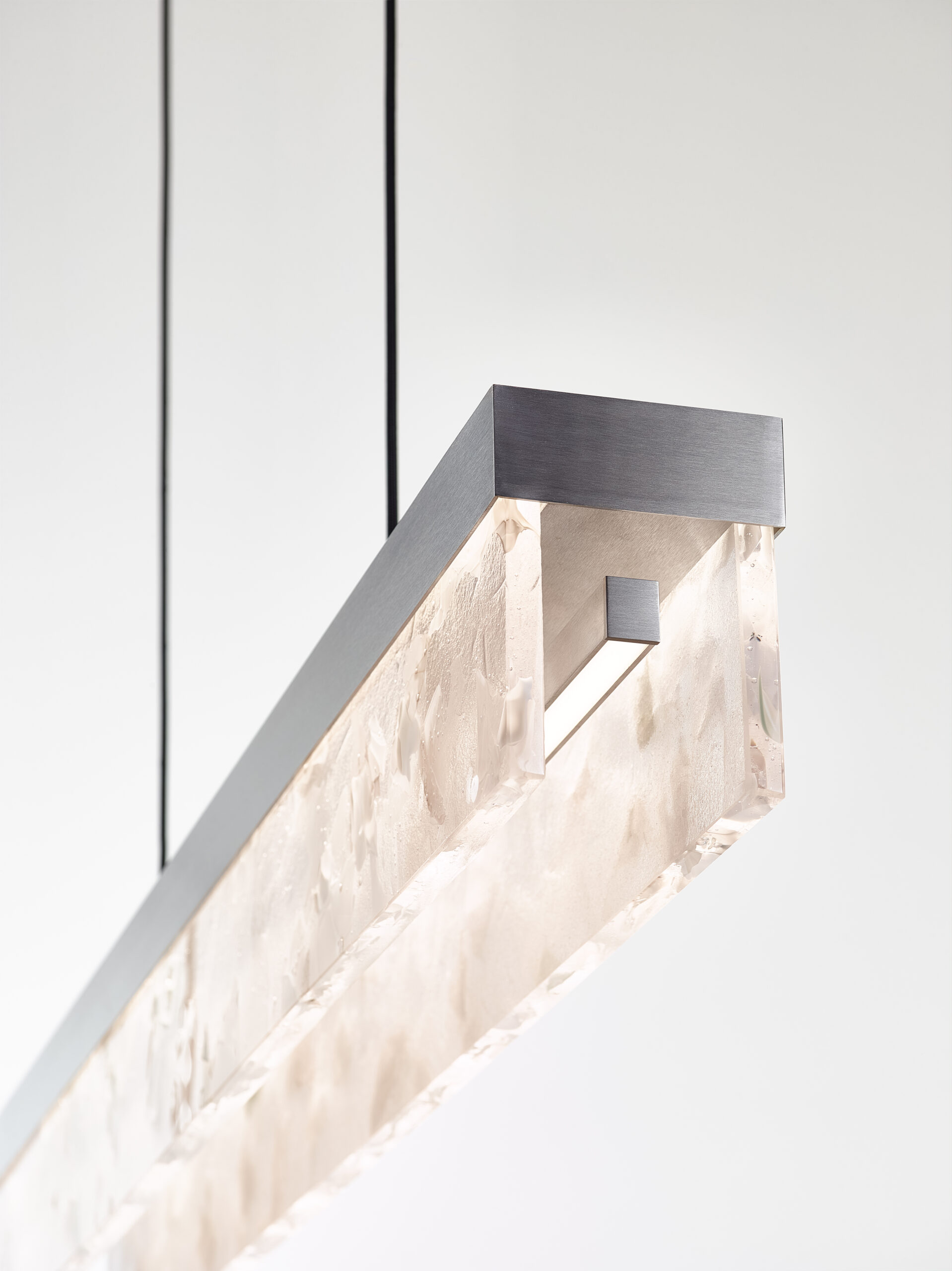 Bomma Luxusní LED závěsné svítidlo Fragment line, s baldachýnem Stmívání, řízení: Casambi, Povrch Montury: Kartáčovaná stříbrná, Barva skla: Bílá