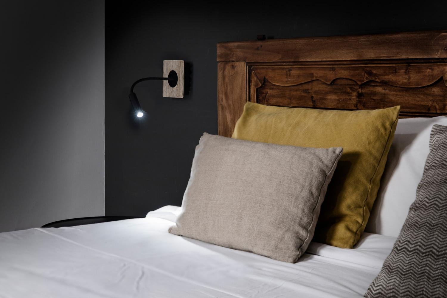Levně MOOD SQ nástěnná lampa na čtení, černá a dřevo - FARO