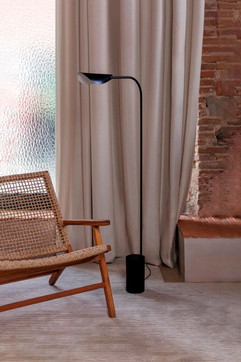 LIGGERA stojací lampa, černá - FARO