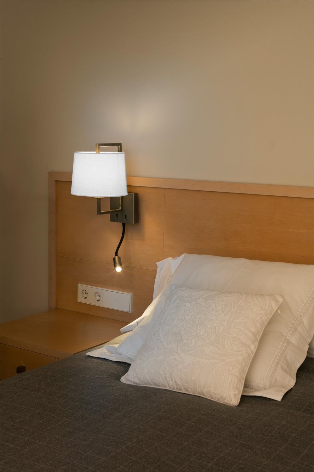 Levně FRAME nástěnná lampa, starozlatá/bílá, se čtecí lampičkou - FARO