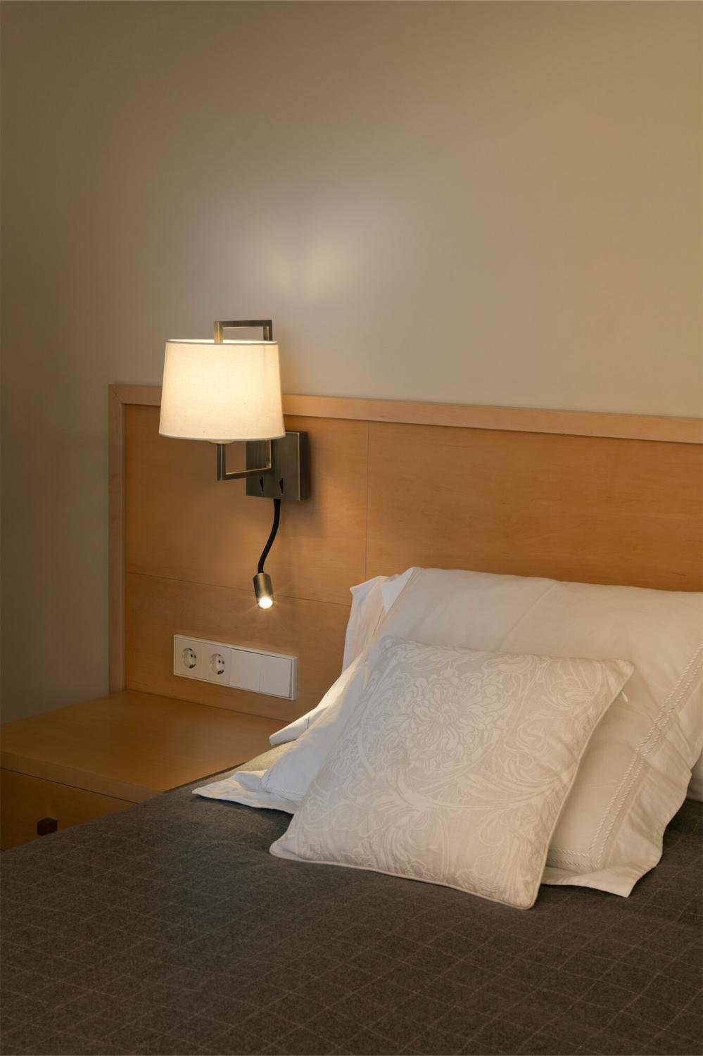 Levně FRAME nástěnná lampa, starozlatá/béžová, se čtecí lampičkou - FARO