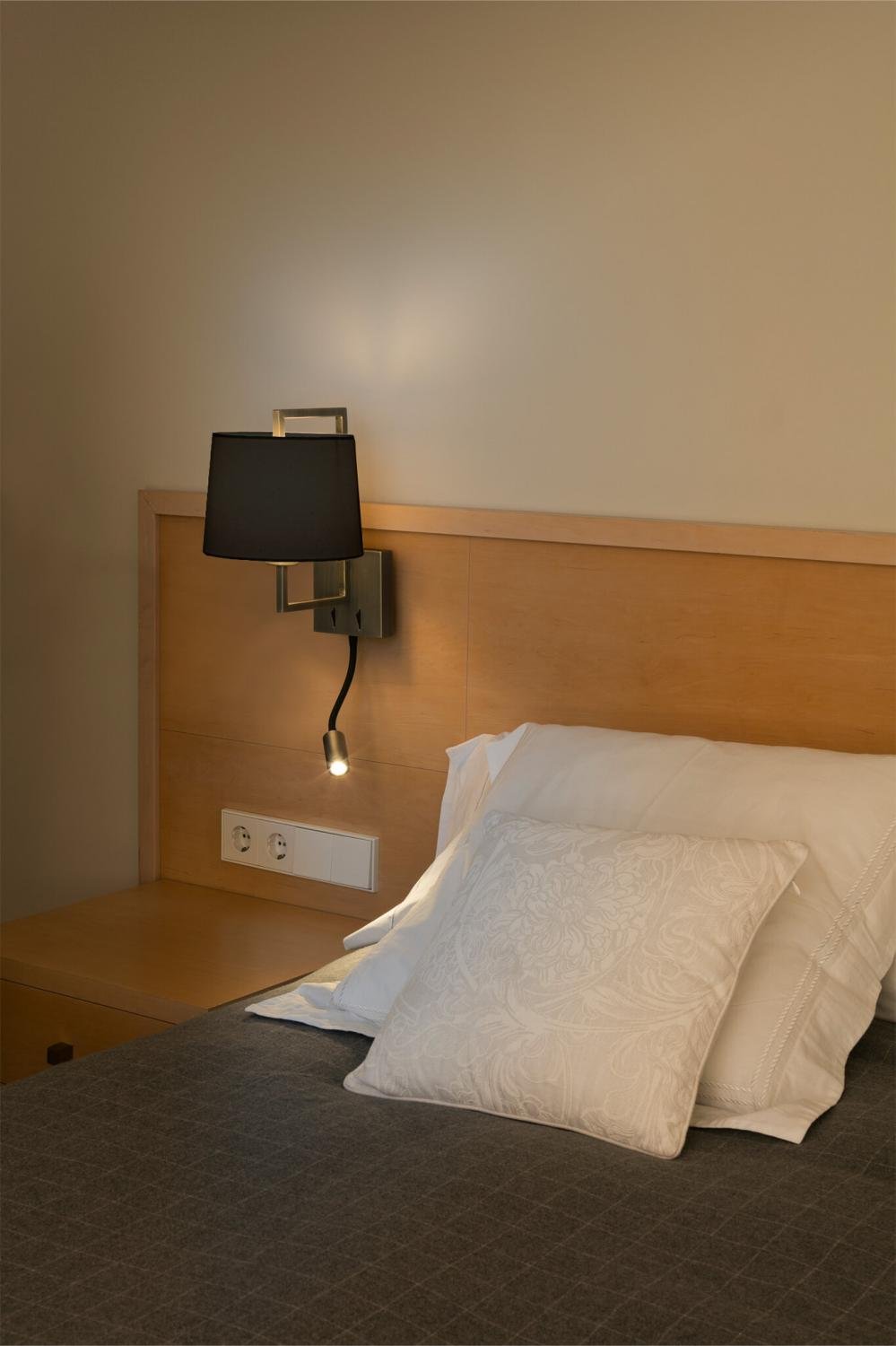 Levně FRAME nástěnná lampa, starozlatá/černá, se čtecí lampičkou - FARO