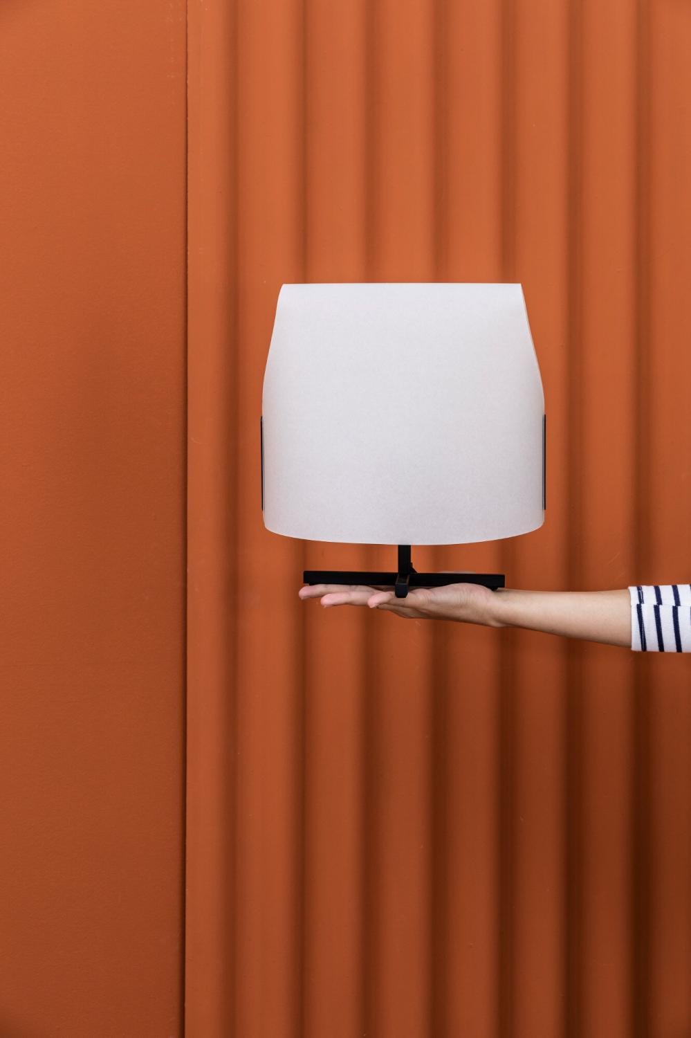 LUANG S stolní lampa, černá/béžová - FARO