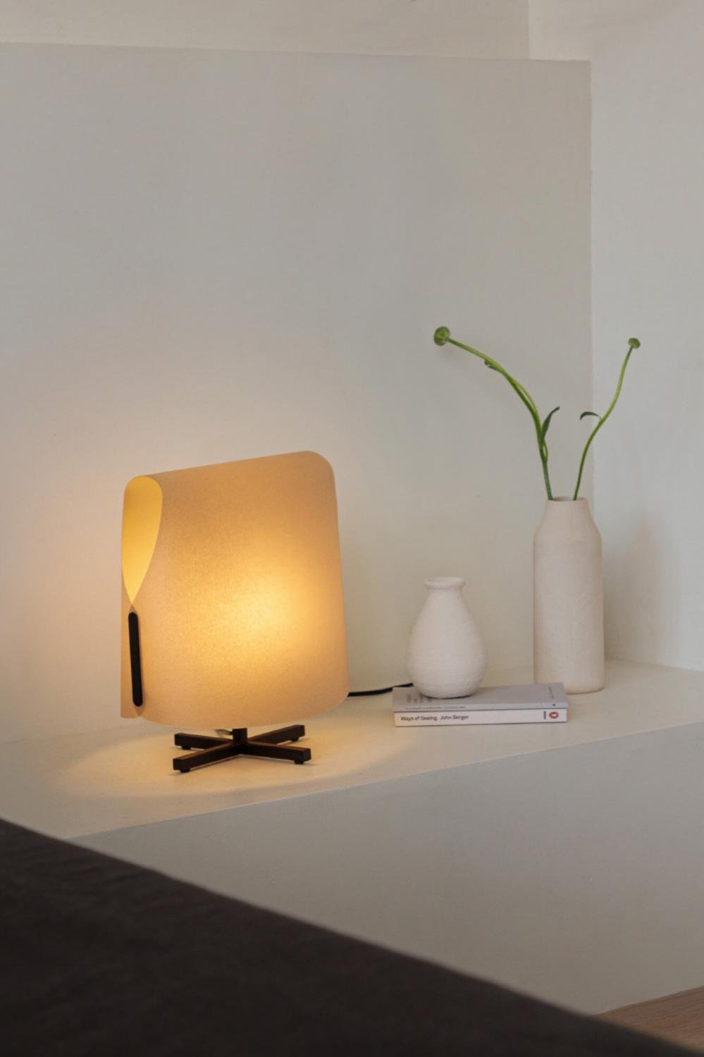 LUANG S stolní lampa, černá/hnědá - FARO