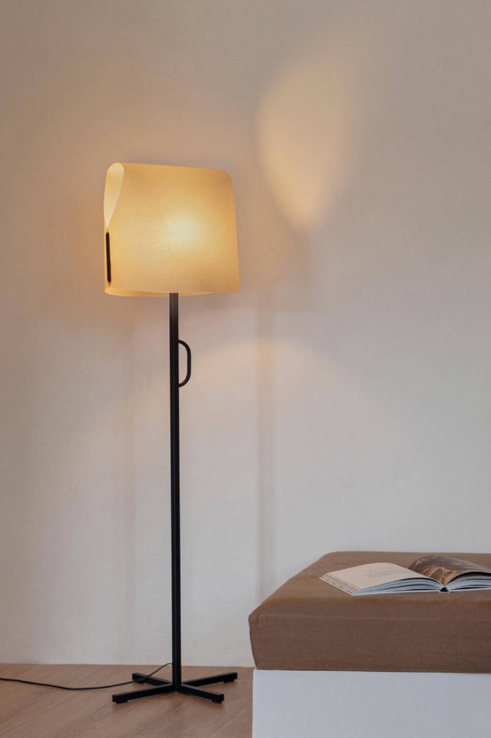 LUANG stojací lampa, černá/hnědá - FARO