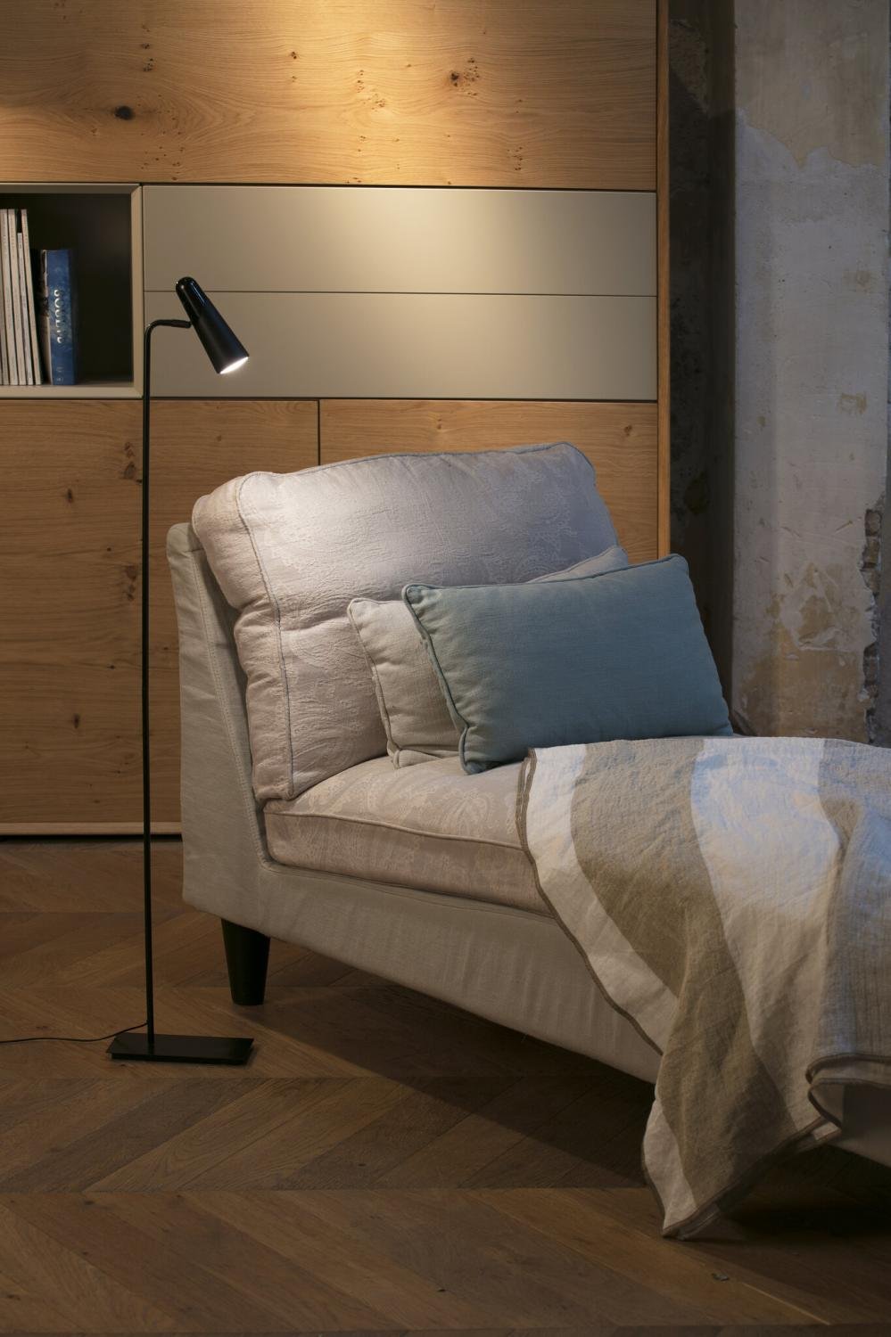 LAO černá stojací lampa - FARO