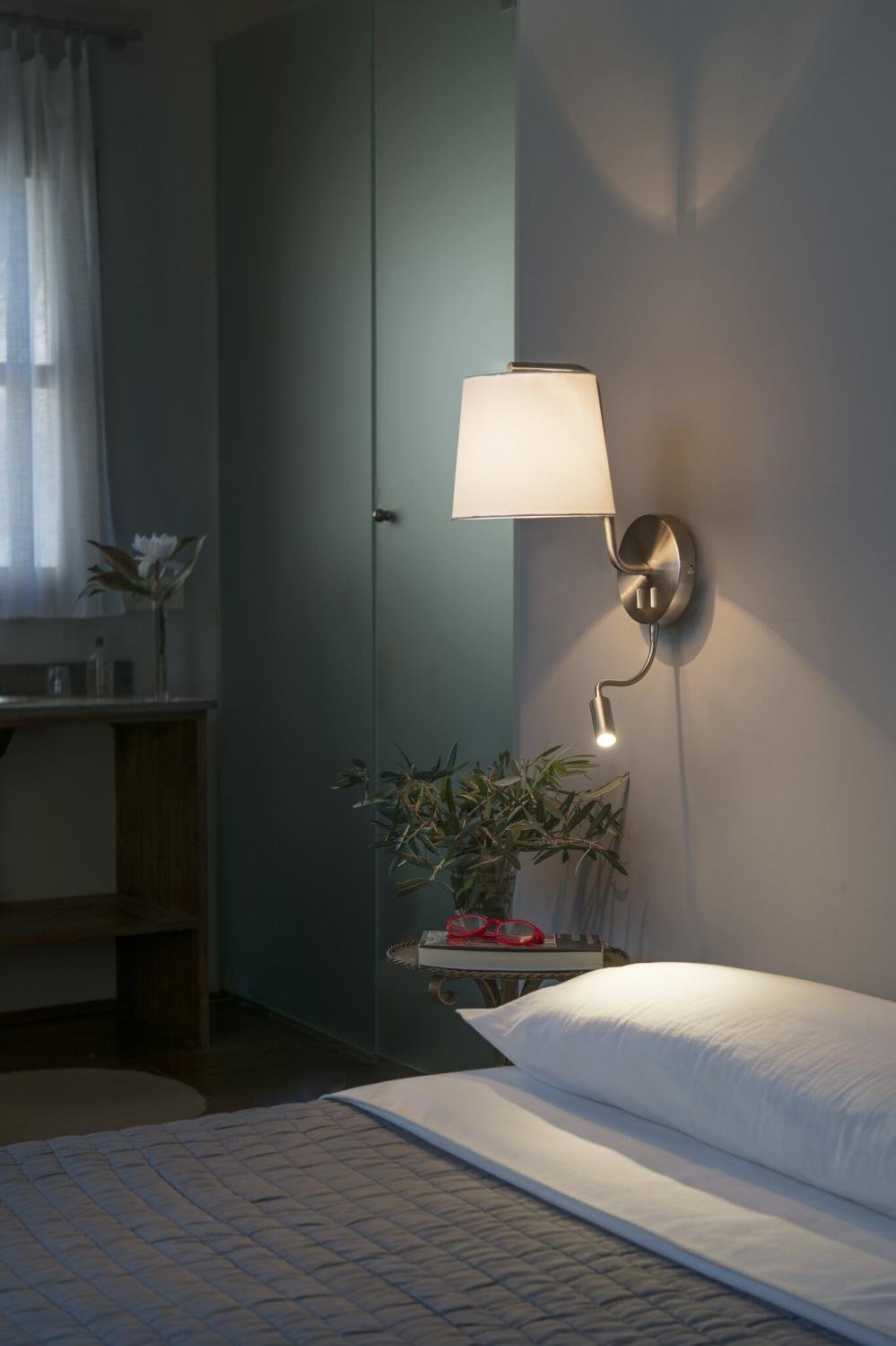 Levně BERNI nástěnná lampa, nikl, se čtecí lampičkou - FARO