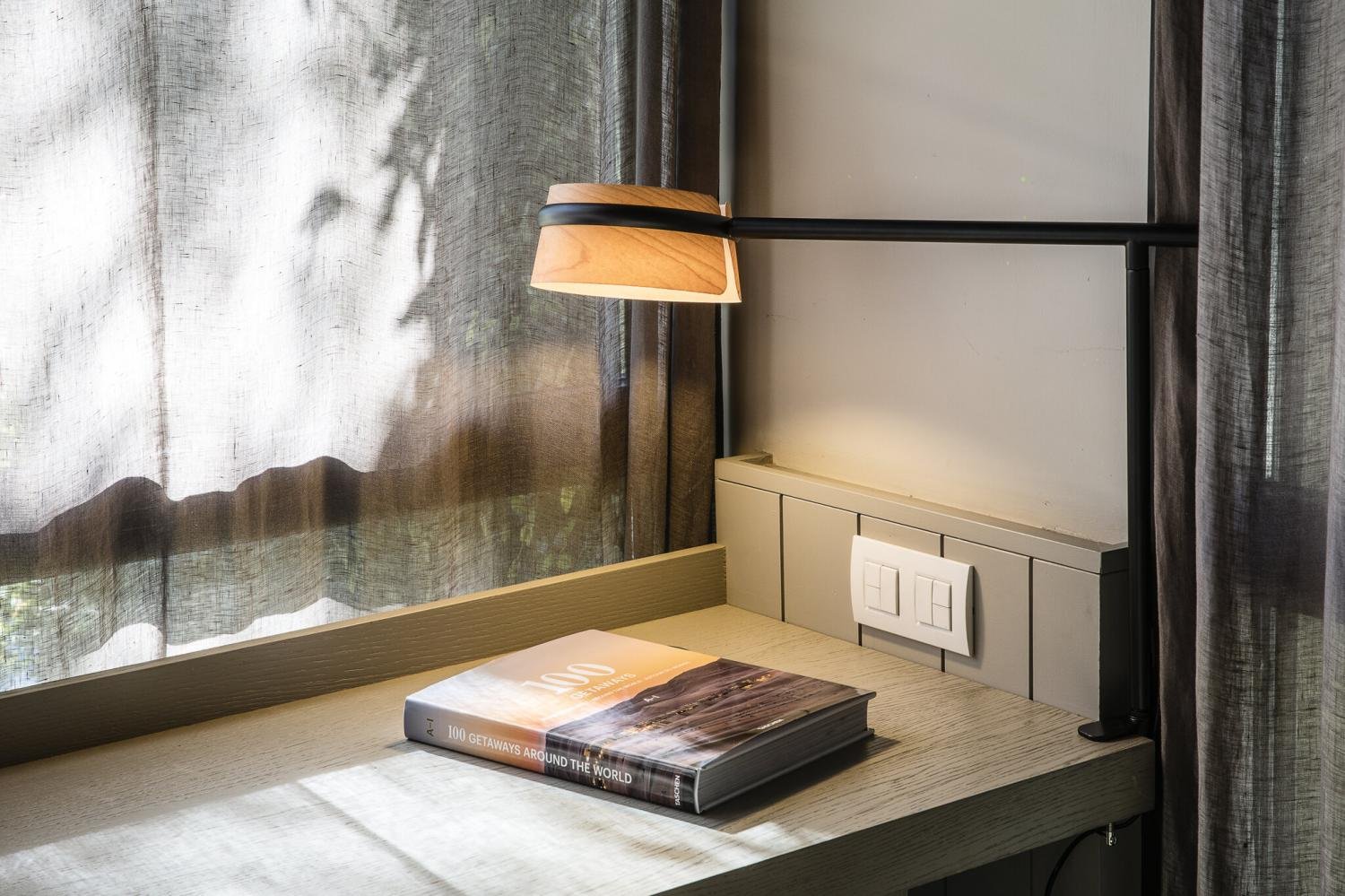 LOOP černá stolní lampa s klipem - FARO