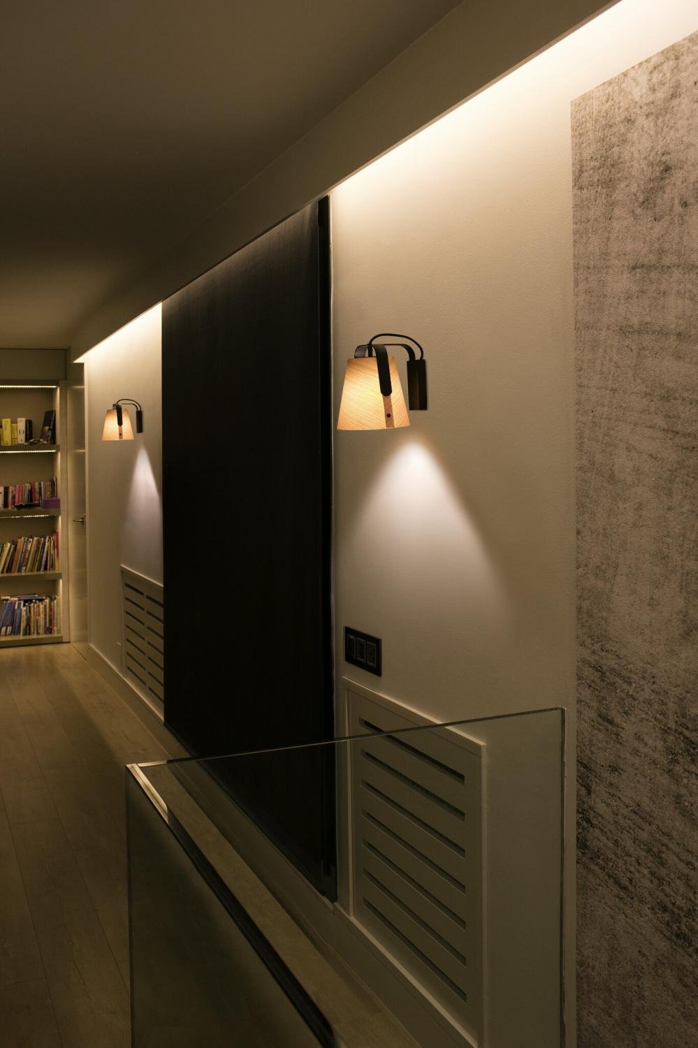 STOOD nástěnná lampa, černá a dřevo - FARO