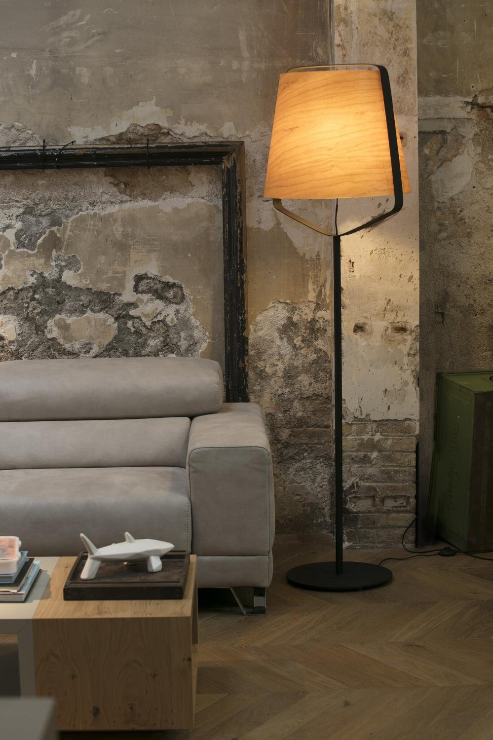 STOOD černá a dřevěná stojací lampa - FARO