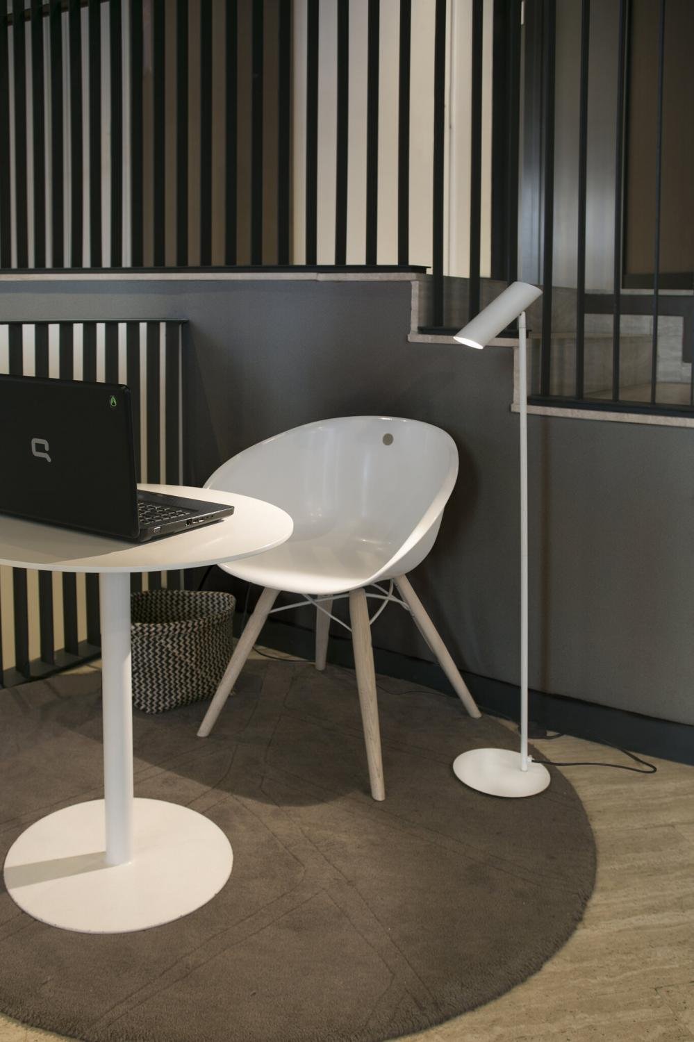 LINK bílá stojací lampa - FARO