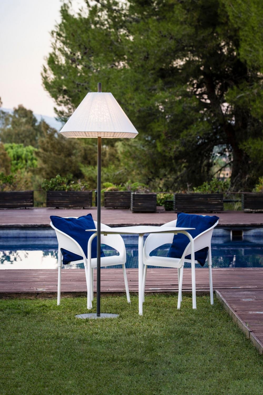 SAIGON šedá/bílá stojací lampa 2M T70 - FARO