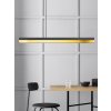 22 02 22 GANTlights C1 Pendelleuchte dunkler Beton Messing horizontal vor Kasettenwand aus