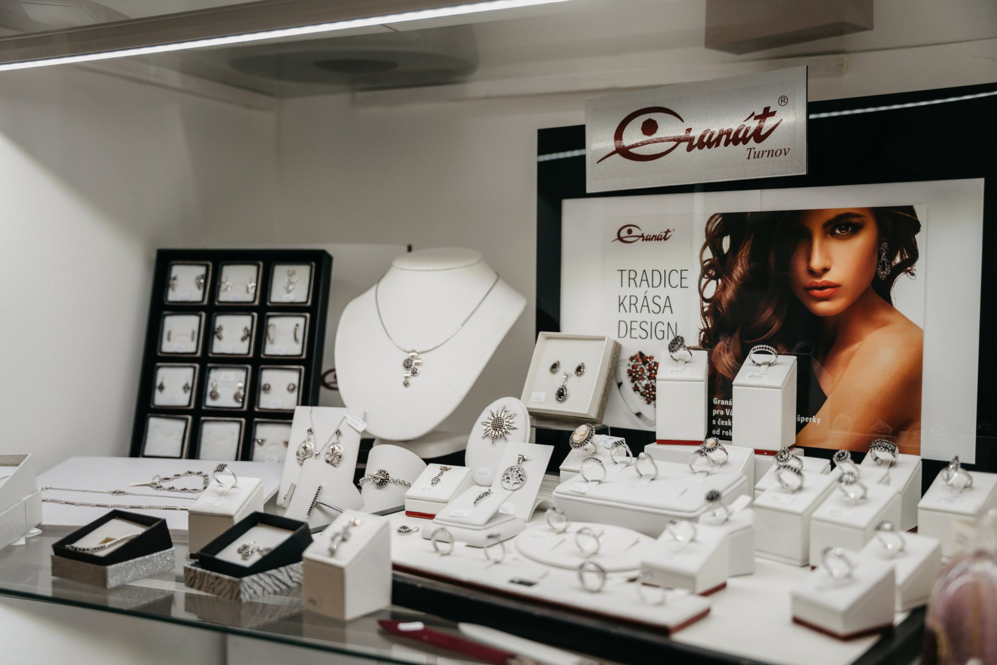 Jak vrstvit náhrdelníky a vytvořit dokonalý look