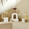 NUDE Glass Stem Zero pohár Elegant Medium s vínom na kamenných podstavcoch