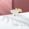 Elegantný koktail s limetkou v pohári NUDE Glass Savage Coupetini s jemnou stopkou