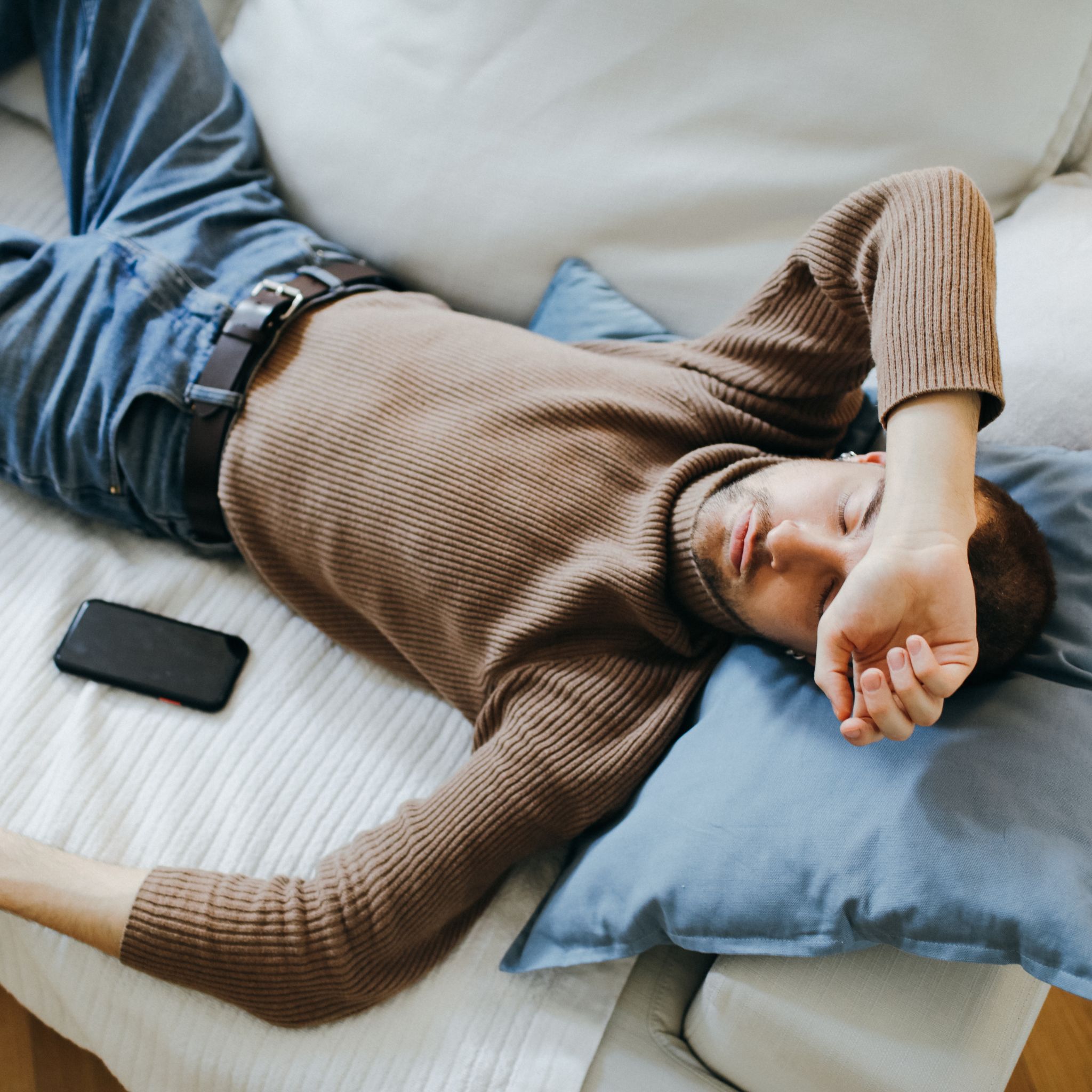 Dormire accanto a un telefono cellulare è pericoloso?