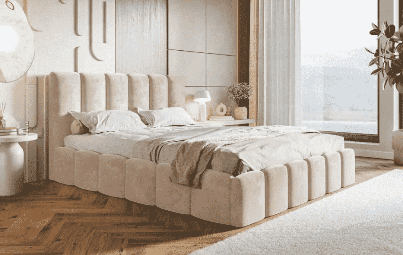 Letto imbottito color crema chiaro in camera da letto con parquet.