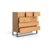 Cassettiera in rovere Keen mostrata con sette cassetti aperti, gambe nere, vista laterale.