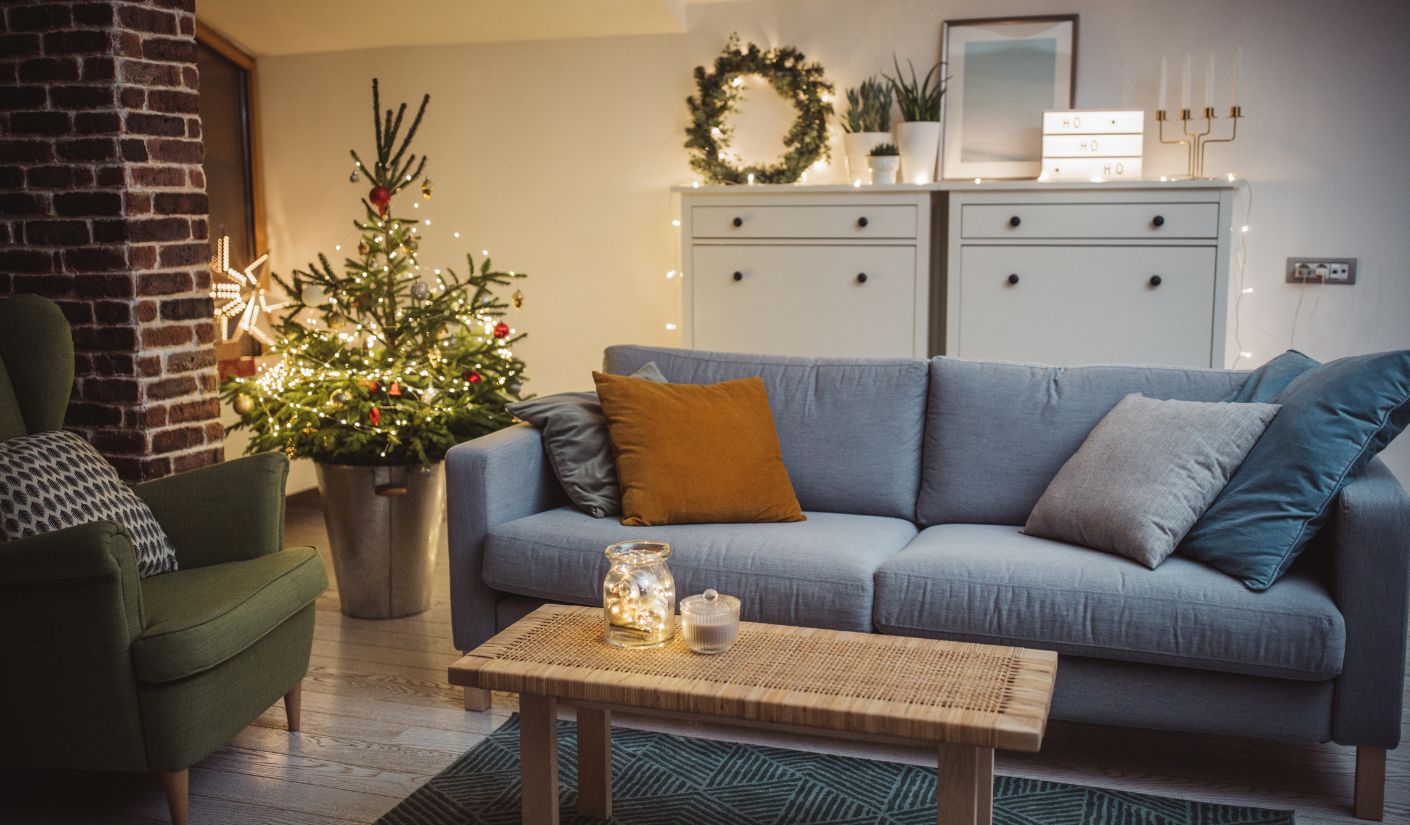 V obývačke sa nachádza vianočný stromček, masívne komody a ostatný nábytok je vo vianočnom šate