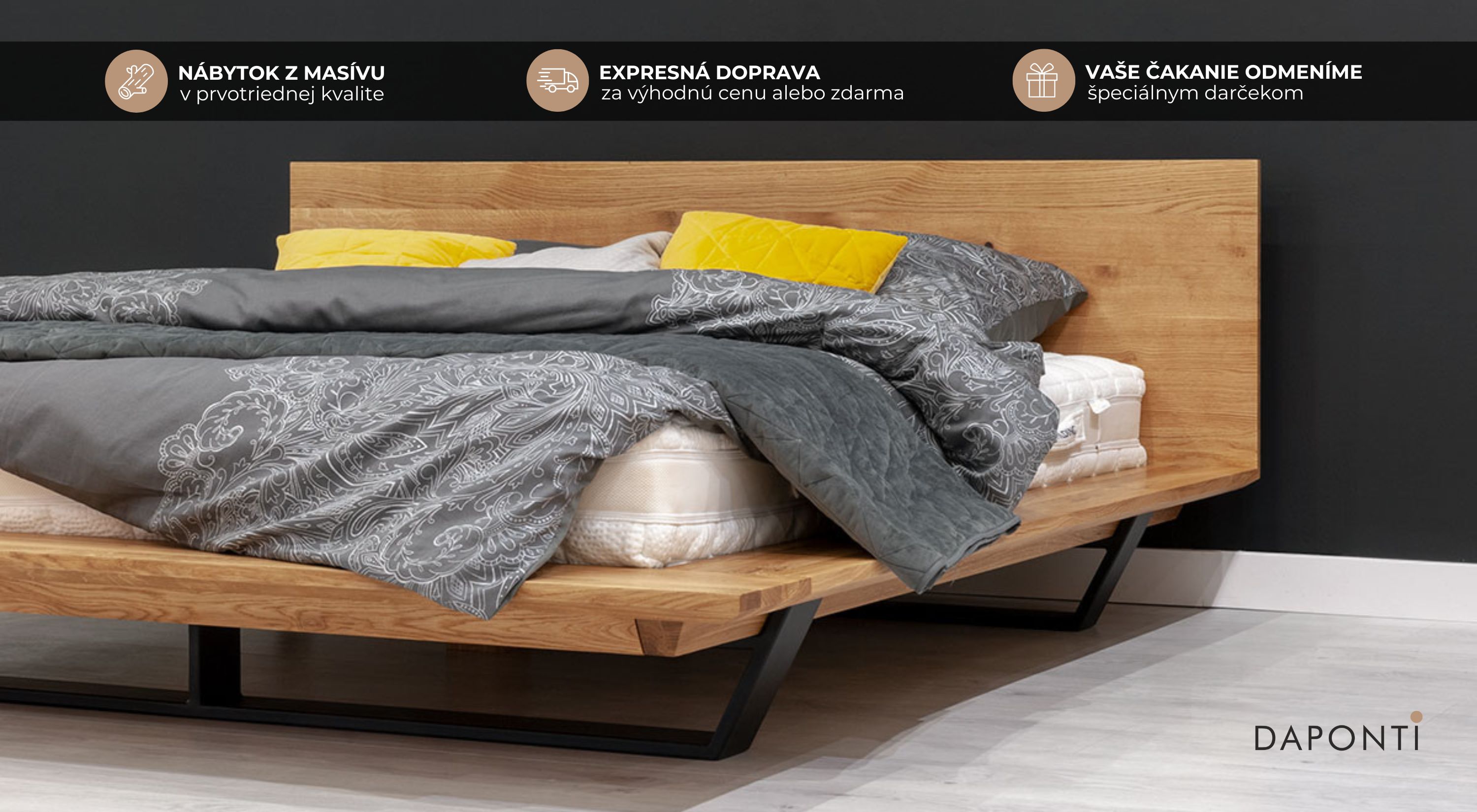 Moderná drevená manželská postel v japonskom štýle s atipickými kovovými nohami
