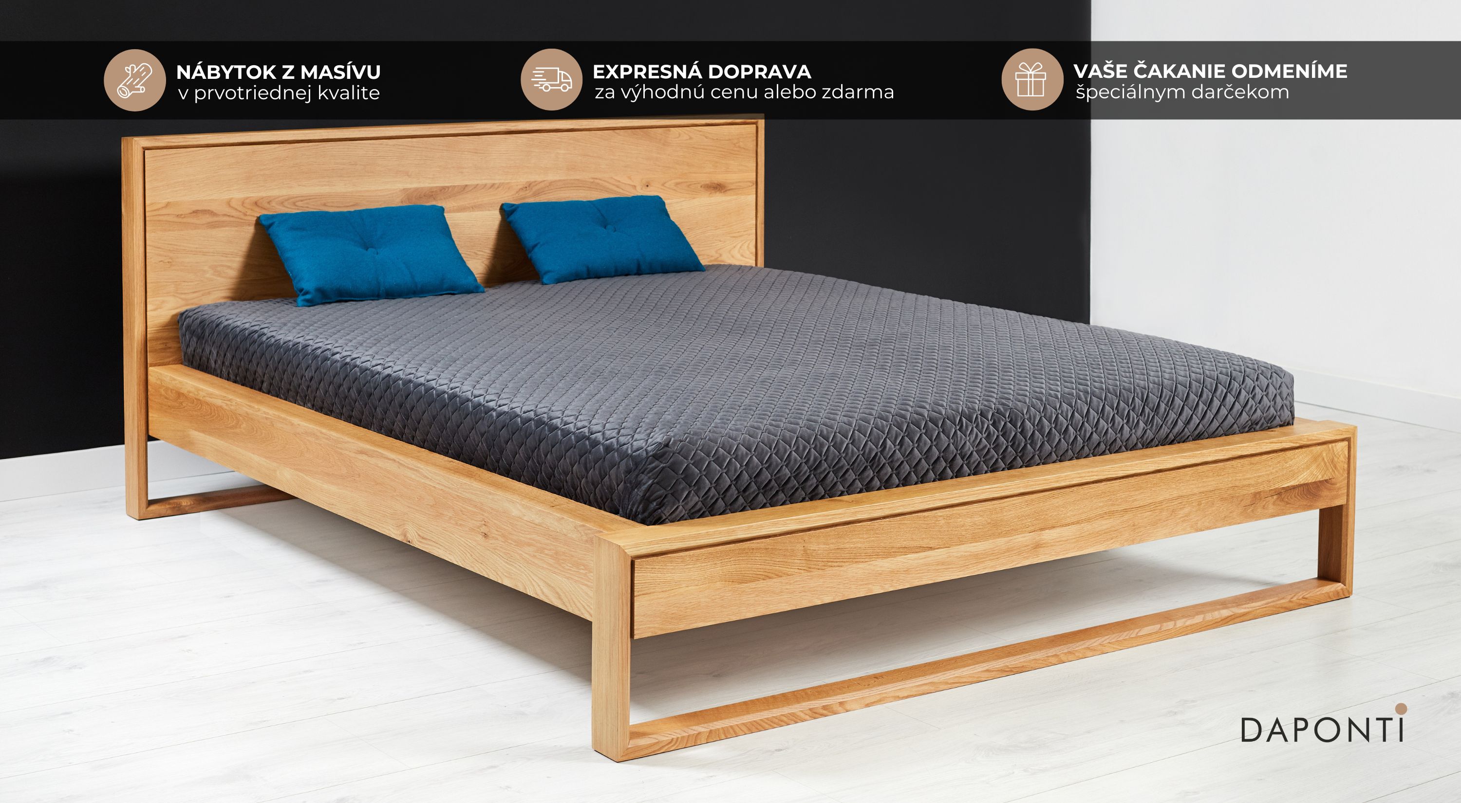 Buková manželská posteľ z masívneho dreva s geometricky členenými nohami v priestore minimalistickej spálne.