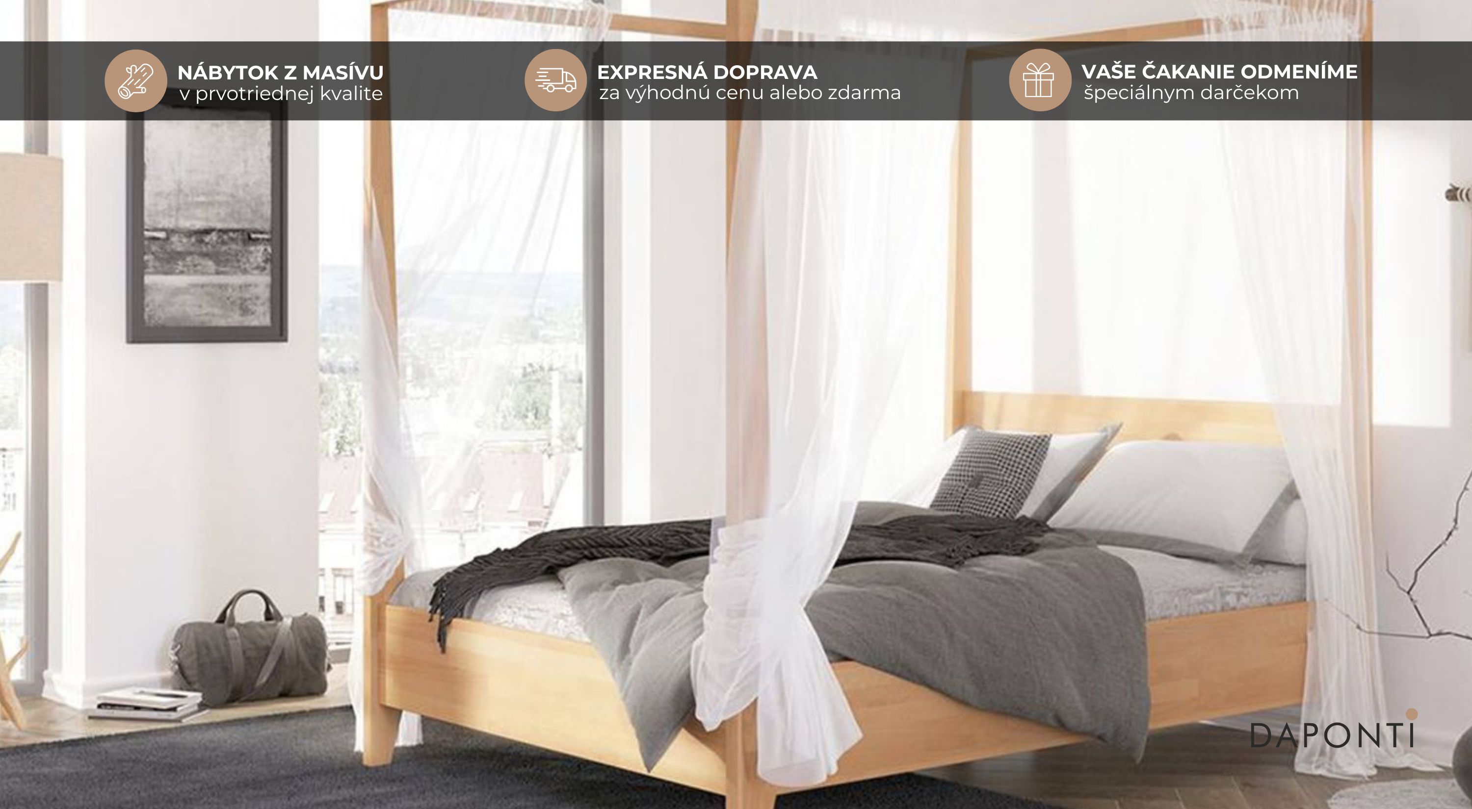 Vysoká manželská posteľ z bukového dreva a baldachýnom v prostredí svetlej spálne s francúzskymi oknami.
