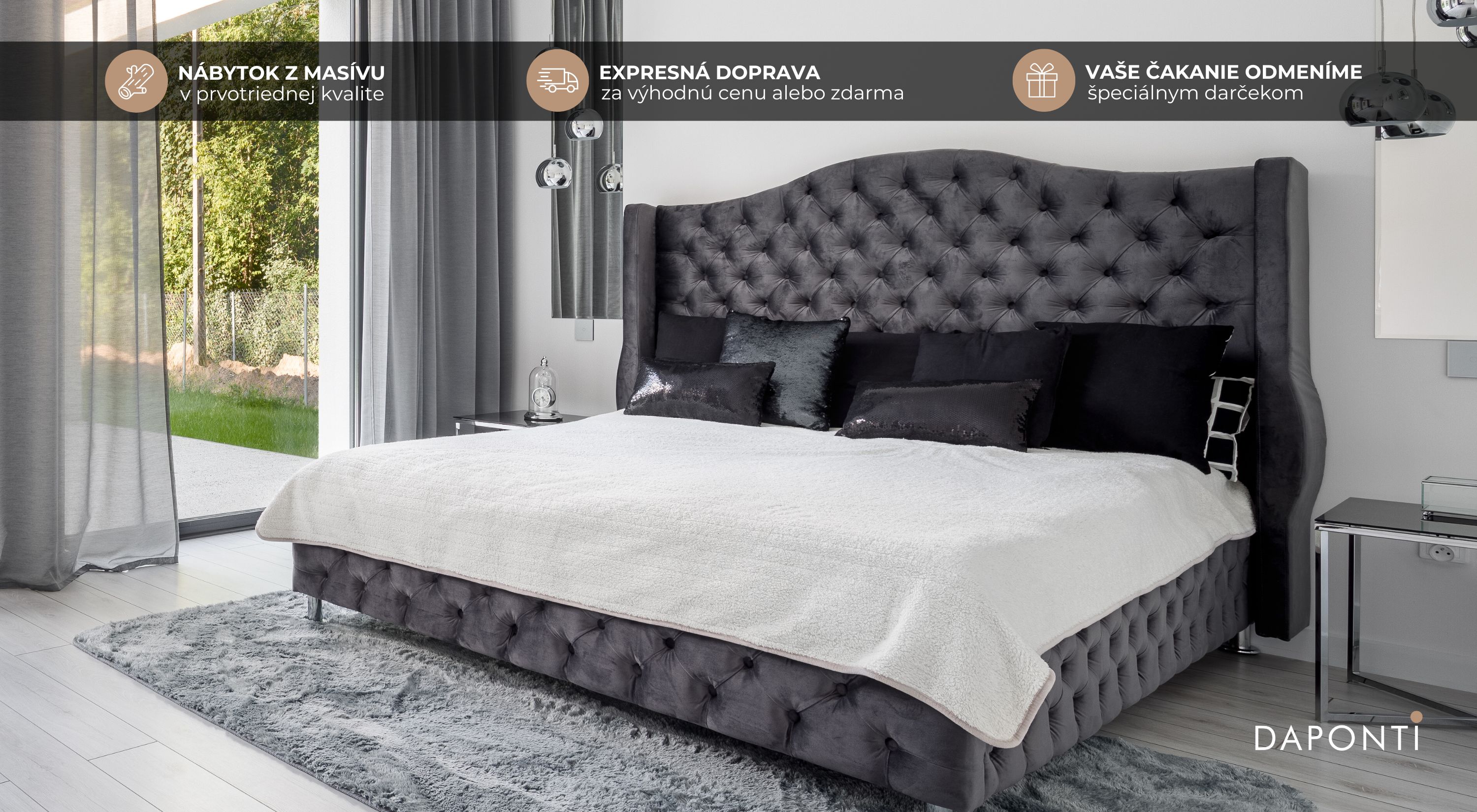 Veľká francúzska manželská posteľ s čalúnením sivej farby v rozmere 200x200 doplnená o minimalistické nočné stolíky a saténové vankúše čiernej farby.