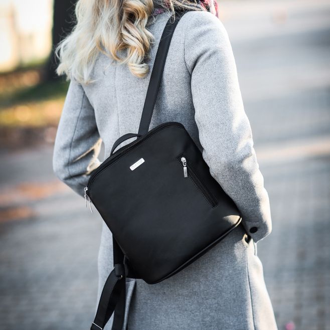 Happy je důkazem, že v jednoduchosti je krása. 🖤 Elegantní černý batůžek, který se přizpůsobí každému dni i každému...