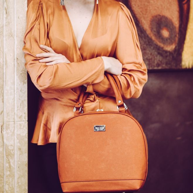 Bell Big je důkazem, že elegance a praktičnost mohou jít ruku v ruce. 🧡 Její nadčasový tvar, prostorný interiér a hřejivý...