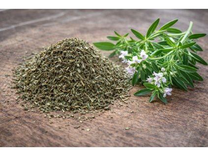 Sušená a čerstvá saturejka na dřevě