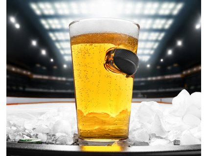 Pohar s pukom zaseknutym v skle hokejovy pohar