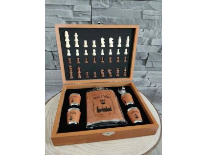 sach a ploskacka s poharikmi SLOVENSKO.webp1