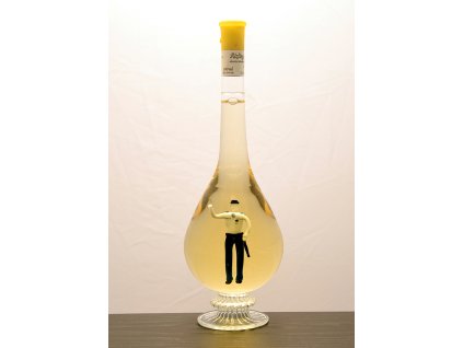 Ozdobná fľaša kvapka v nej figúra - policajt