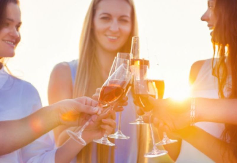 5 chýb, ktoré zrejme robíte pri pití šampanského
