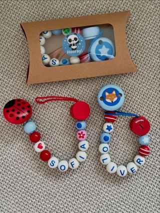 Áno, áno… nielen maličkosti, ale aj hračky a iné doplnky nájdete v našom eshope… 😇🫶🏻 👉🏻 Personalizovaná retiazka sa upína...